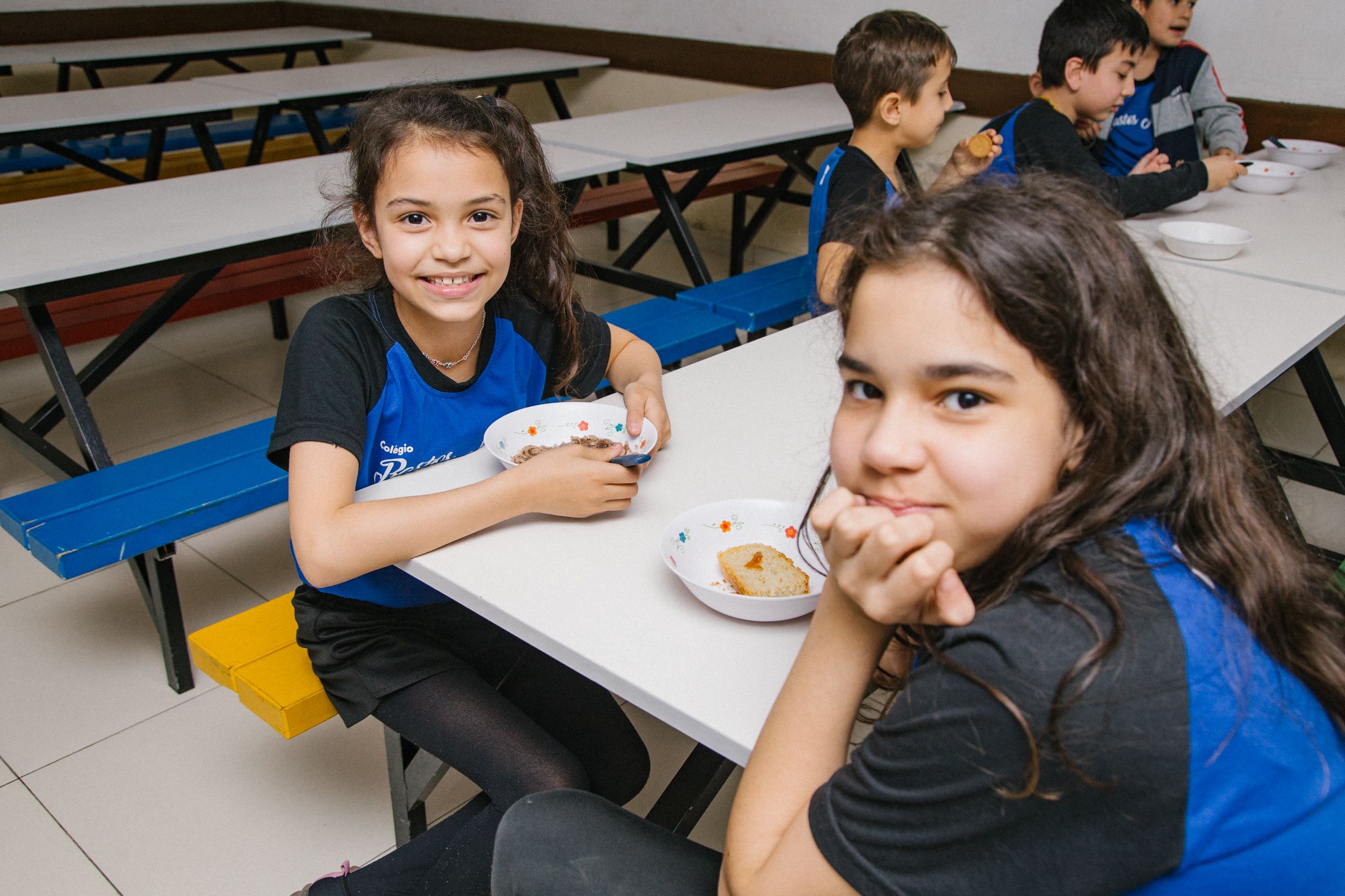 Alunas no refeitório fazendo um lanche - Escola Bem Melhor
