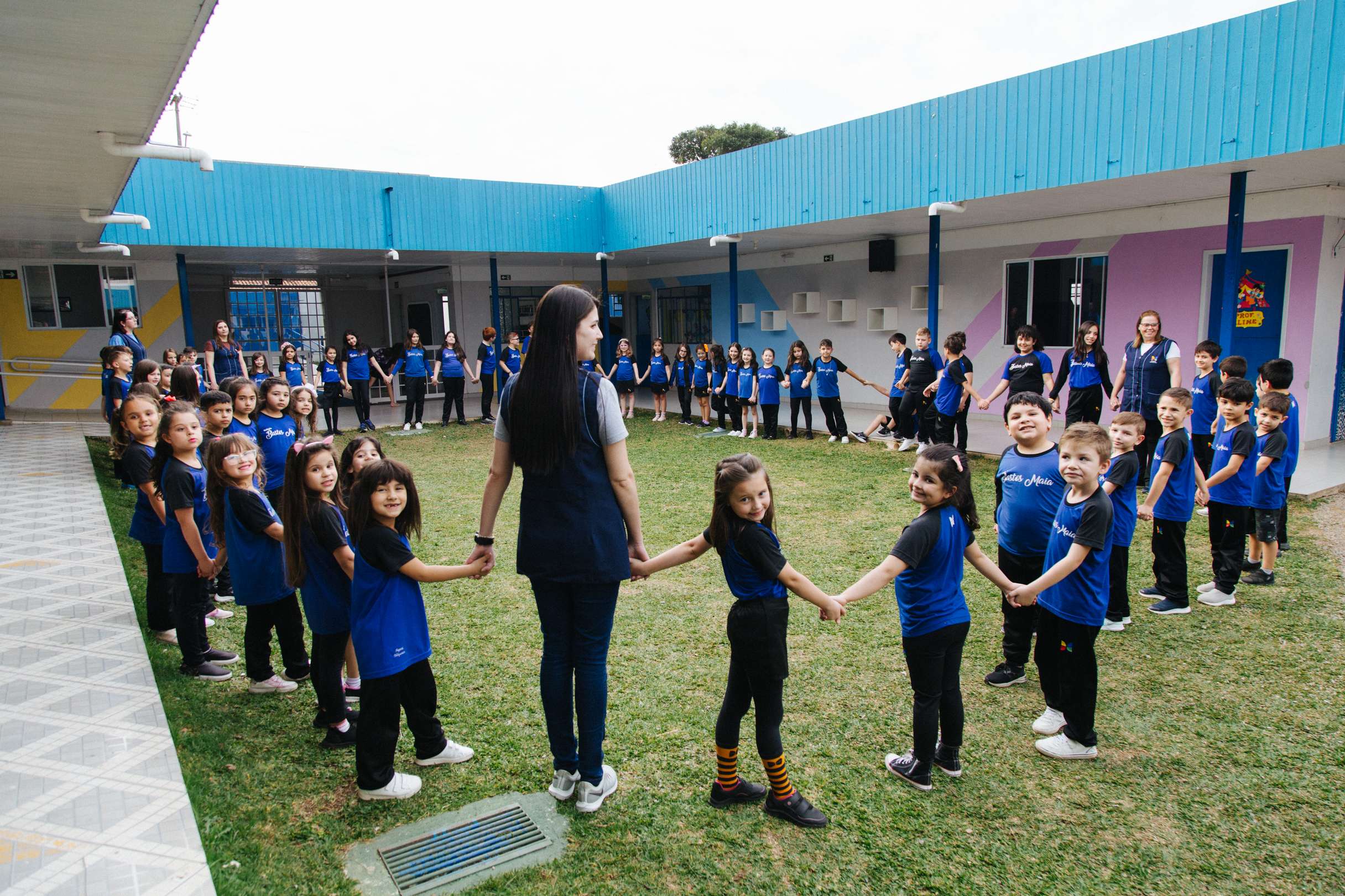 Atividade Infantil no Pátio com professoras - Escola Bem Melhor