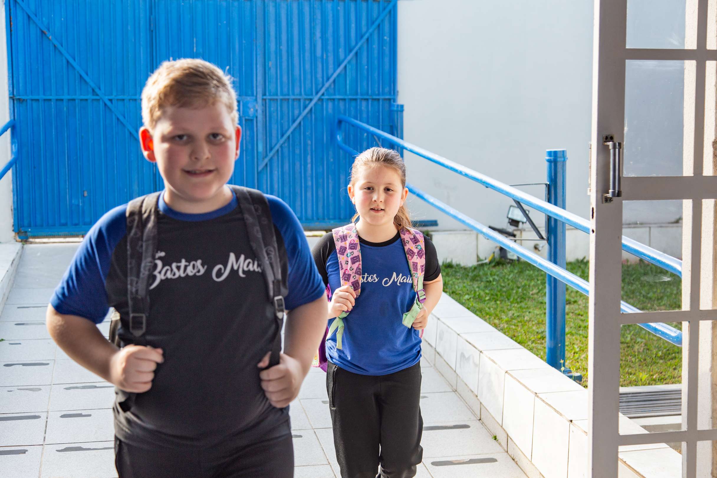 Alunos adentram a escola - Escola Bem Melhor