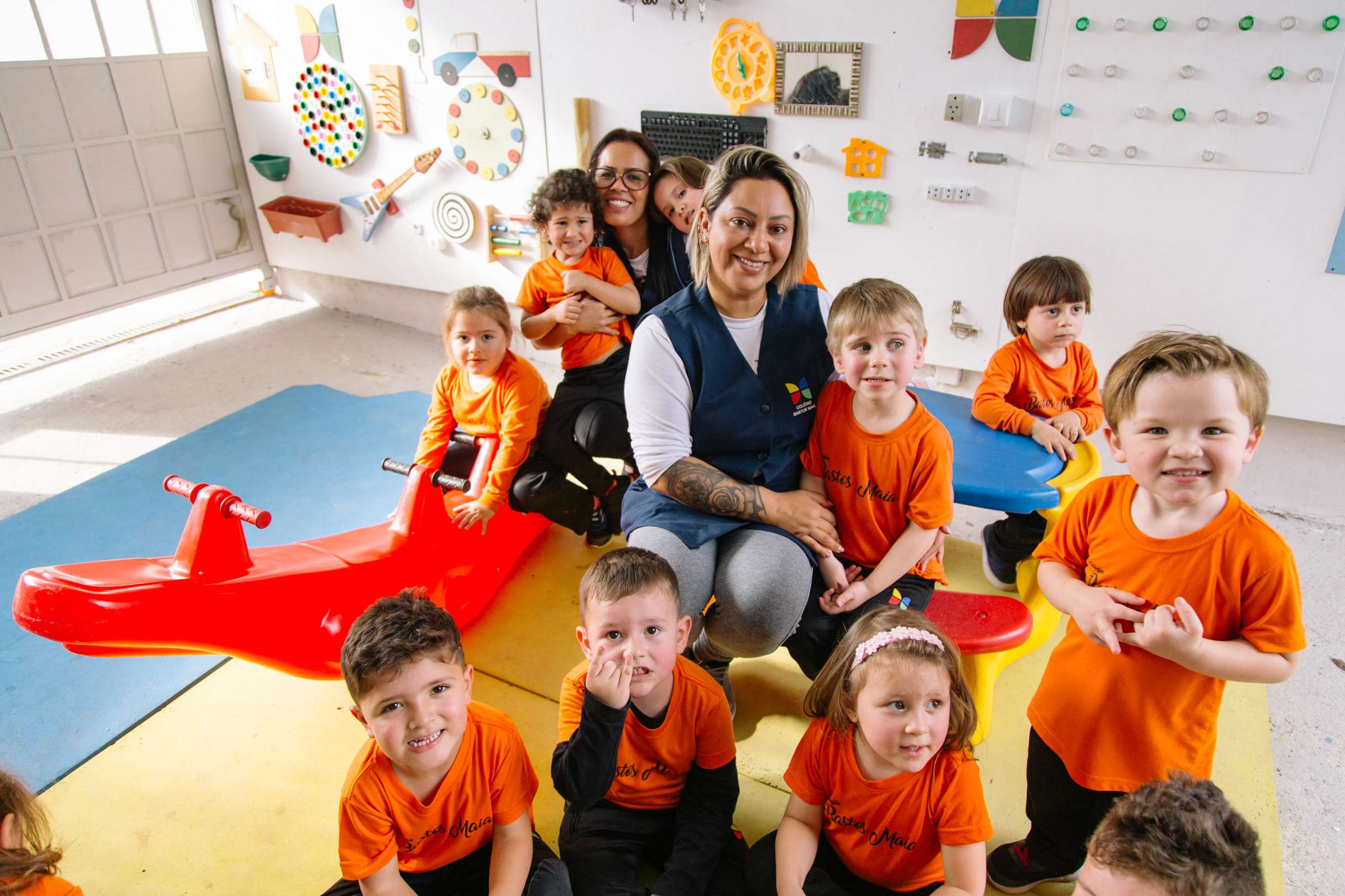 Professores com alunos em sala - Escola Bem Melhor