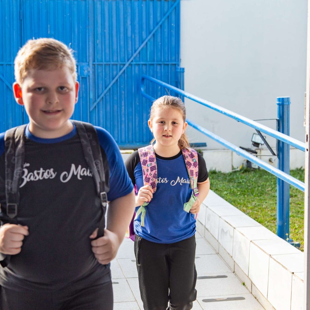 Alunos adentram a escola - Escola Bem Melhor