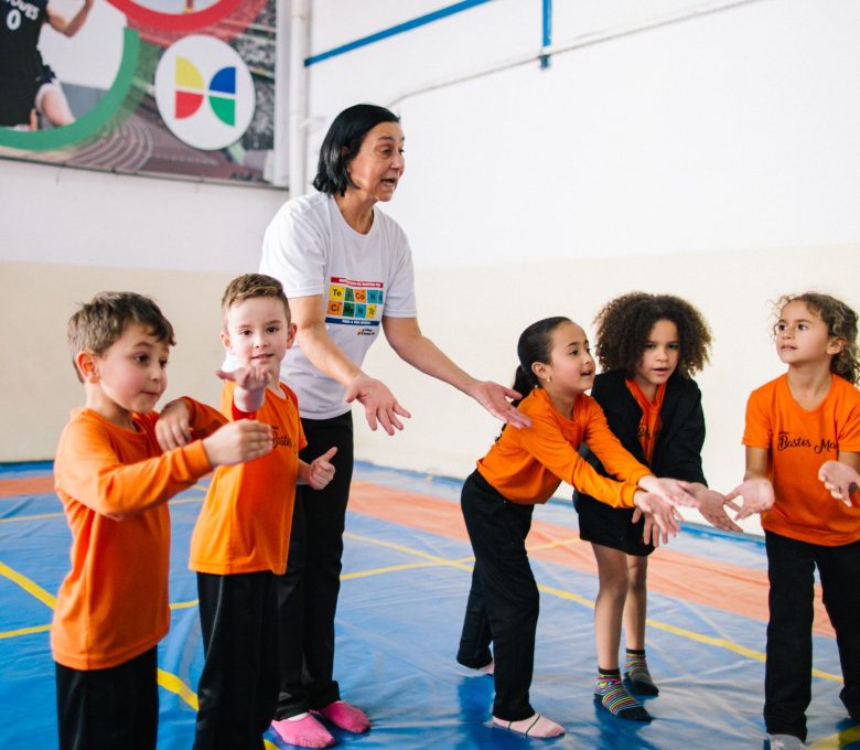 Crianças cantam juntas em atividade extra - Escola Bem Melhor